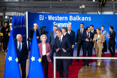 Am 17. Dezember 2025 nahm Bundeskanzler Christian Stocker (7.v.r.) an dem Treffen der EU-Staats- und Regierungschefs in Br&uuml;ssel teil.