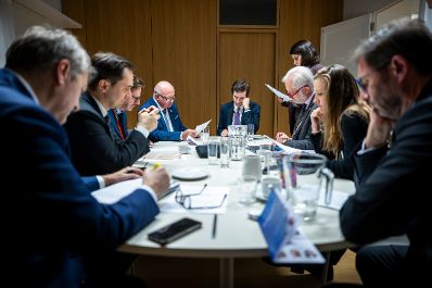 Am 18. Dezember 2025 nahm Bundeskanzler Christian Stocker (4.v..l.) an dem Treffen der EU-Staats- und Regierungschefs in Br&uuml;ssel teil.