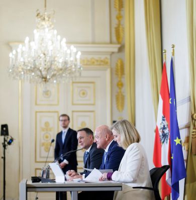 Am 17. Dezember 2025 nahmen Bundeskanzler Christian Stocker (2.v.r.), Vizekanzler Andreas Babler (3.v.r.) und Bundesministerin Beate Meinl-Reisinger (r.) am Pressefoyer nach dem Ministerrat teil.