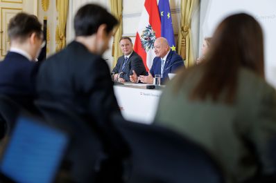 Am 17. Dezember 2025 nahmen Bundeskanzler Christian Stocker (m.r.), Vizekanzler Andreas Babler (m.l.) und Bundesministerin Beate Meinl-Reisinger am Pressefoyer nach dem Ministerrat teil.