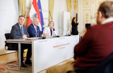 Am 17. Dezember 2025 nahmen Bundeskanzler Christian Stocker (2.v.l.), Vizekanzler Andreas Babler (l.) und Bundesministerin Beate Meinl-Reisinger (3.v.l.) am Pressefoyer nach dem Ministerrat teil.
