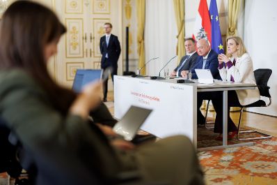 Am 17. Dezember 2025 nahmen Bundeskanzler Christian Stocker (2.v.r.), Vizekanzler Andreas Babler (3.v.r.) und Bundesministerin Beate Meinl-Reisinger (r.) am Pressefoyer nach dem Ministerrat teil.