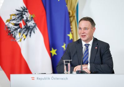 Am 17. Dezember 2025 nahmen Bundeskanzler Christian Stocker, Vizekanzler Andreas Babler (im Bild) und Bundesministerin Beate Meinl-Reisinger am Pressefoyer nach dem Ministerrat teil.