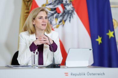 Am 17. Dezember 2025 nahmen Bundeskanzler Christian Stocker, Vizekanzler Andreas Babler und Bundesministerin Beate Meinl-Reisinger (im Bild) am Pressefoyer nach dem Ministerrat teil.