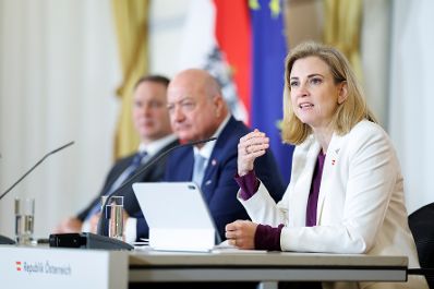 Am 17. Dezember 2025 nahmen Bundeskanzler Christian Stocker (m.), Vizekanzler Andreas Babler (l.) und Bundesministerin Beate Meinl-Reisinger (r.) am Pressefoyer nach dem Ministerrat teil.