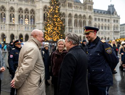 Am 23. Dezember 2025 besuchte Bundeskanzler Christian Stocker (m.l.) gemeinsam mit dem B&uuml;rgermeister von Wien Michael Ludwig (m.r.) den Christkindlmarkt am Wiener Rathausplatz.