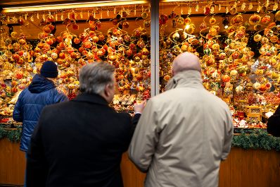 Am 23. Dezember 2025 besuchte Bundeskanzler Christian Stocker (r.) gemeinsam mit dem B&uuml;rgermeister von Wien Michael Ludwig (m.) den Christkindlmarkt am Wiener Rathausplatz.