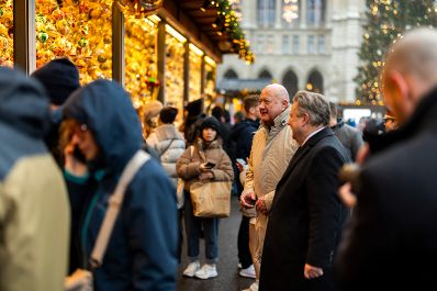 Am 23. Dezember 2025 besuchte Bundeskanzler Christian Stocker (3.v.r.) gemeinsam mit dem B&uuml;rgermeister von Wien Michael Ludwig (2.v.r.) den Christkindlmarkt am Wiener Rathausplatz.