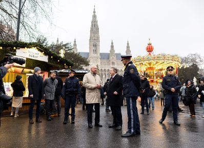Am 23. Dezember 2025 besuchte Bundeskanzler Christian Stocker (m.l.) gemeinsam mit dem B&uuml;rgermeister von Wien Michael Ludwig (m.r.) den Christkindlmarkt am Wiener Rathausplatz.