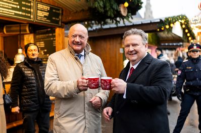 Am 23. Dezember 2025 besuchte Bundeskanzler Christian Stocker (m.l.) gemeinsam mit dem B&uuml;rgermeister von Wien Michael Ludwig (m.r.) den Christkindlmarkt am Wiener Rathausplatz.