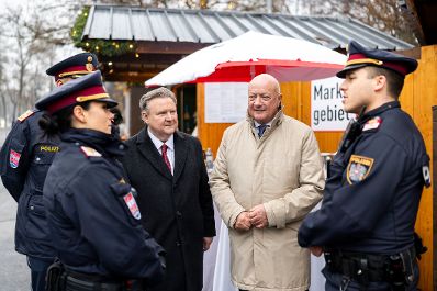 Am 23. Dezember 2025 besuchte Bundeskanzler Christian Stocker (2.v.r.) gemeinsam mit dem B&uuml;rgermeister von Wien Michael Ludwig (3.v.r.) den Christkindlmarkt am Wiener Rathausplatz.