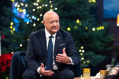 Am 24. Dezember 2025 nahm Bundeskanzler Christian Stocker (im Bild) an der Licht ins Dunkel Spendenaktion im ORF Zentrum Wien teil.