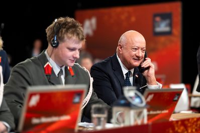 Am 24. Dezember 2025 nahm Bundeskanzler Christian Stocker (r.) an der Licht ins Dunkel Spendenaktion im ORF Zentrum Wien teil.