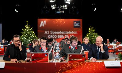 Am 24. Dezember 2025 nahm Bundeskanzler Christian Stocker (r.) an der Licht ins Dunkel Spendenaktion im ORF Zentrum Wien teil.