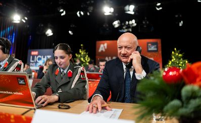 Am 24. Dezember 2025 nahm Bundeskanzler Christian Stocker (r.) an der Licht ins Dunkel Spendenaktion im ORF Zentrum Wien teil.