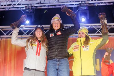 Am 27.12.2025 besuchte Bundeskanzler Christian Stocker das Damen-Ski-Weltcuprennen am Semmering. Im Bild Julia Scheib (m.), Camille Rast (l.) und Sara Hector (r.).