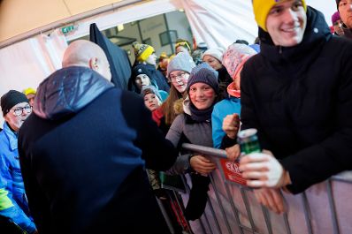 Am 27.12.2025 besuchte Bundeskanzler Christian Stocker (l.) das Damen-Ski-Weltcuprennen am Semmering.