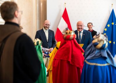 Am 29. Dezember 2025 empfing Bundeskanzler Christian Stocker (r.) Sternsinger aus der Pfarre Maria Lanzendorf, im Bundeskanzleramt.