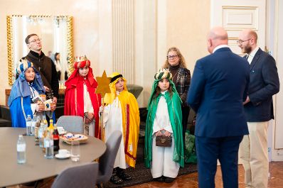 Am 29. Dezember 2025 empfing Bundeskanzler Christian Stocker (2.v.r.) Sternsinger aus der Pfarre Maria Lanzendorf, im Bundeskanzleramt.