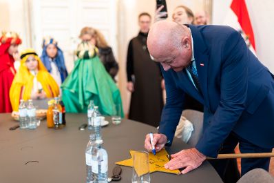 Am 29. Dezember 2025 empfing Bundeskanzler Christian Stocker (r.) Sternsinger aus der Pfarre Maria Lanzendorf, im Bundeskanzleramt.