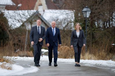 Am 13. J&auml;nner 2026 fand in Mauerbach die Klausurtagung der Bundesregierung statt. Im Bild Bundeskanzler Christian Stocker (m.), Vizekanzler Andreas Babler (l.) und Bundesministerin Beate Meinl-Reisinger (r.).