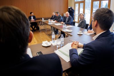 Am 13. J&auml;nner 2026 fand in Mauerbach die Klausurtagung der Bundesregierung statt. Im Bild (v.l.n.r.) Klubobmann Yannick Shetty, Nationalratsabgeordneter August W&ouml;ginger, Vizekanzler Andreas Babler, Bundeskanzler Christian Stocker und Bundesministerin Beate Meinl-Reisinger.