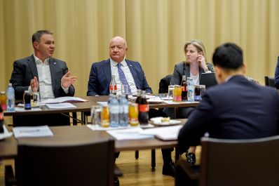 Am 13. J&auml;nner 2026 fand in Mauerbach die Klausurtagung der Bundesregierung statt. Im Bild Bundeskanzler Christian Stocker (m.), Vizekanzler Andreas Babler (l.) und Bundesministerin Beate Meinl-Reisinger (r.).