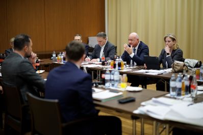 Am 13. J&auml;nner 2026 fand in Mauerbach die Klausurtagung der Bundesregierung statt. Im Bild Bundeskanzler Christian Stocker (m.), Vizekanzler Andreas Babler (l.) und Bundesministerin Beate Meinl-Reisinger (r.).