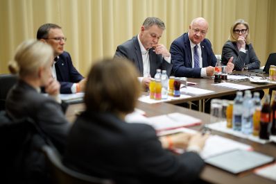 Am 13. J&auml;nner 2026 fand in Mauerbach die Klausurtagung der Bundesregierung statt. Im Bild (v.l.n.r.) Klubobmann August W&ouml;ginger, Vizekanzler Andreas Babler, Bundeskanzler Christian Stocker und Bundesministerin Beate Meinl-Reisinger.