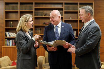 Am 13. J&auml;nner 2026 fand in Mauerbach die Klausurtagung der Bundesregierung statt. Im Bild Bundeskanzler Christian Stocker (m.), Vizekanzler Andreas Babler (r.) und Bundesministerin Beate Meinl-Reisinger (l.).