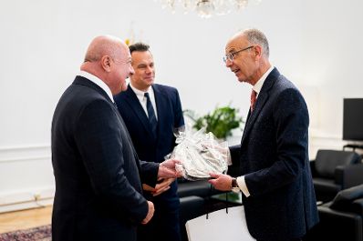Am 15. J&auml;nner 2026 empfing Bundeskanzler Christian Stocker (l.) den CEO der Wiener B&ouml;rse Christoph Boschan (m.) und den CEO von Wienerberger Heimo Scheuch (r.) zu einem Arbeitsgespr&auml;ch.