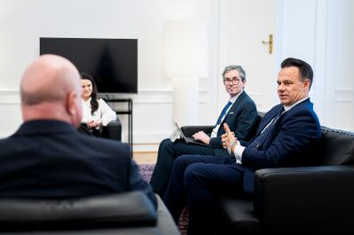 Am 15. J&auml;nner 2026 empfing Bundeskanzler Christian Stocker (l.) den CEO der Wiener B&ouml;rse Christoph Boschan (r.) und den CEO von Wienerberger Heimo Scheuch zu einem Arbeitsgespr&auml;ch.