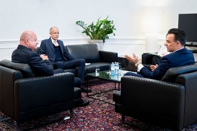 Am 15. J&auml;nner 2026 empfing Bundeskanzler Christian Stocker (l.) den CEO der Wiener B&ouml;rse Christoph Boschan (r.) und den CEO von Wienerberger Heimo Scheuch (m.) zu einem Arbeitsgespr&auml;ch.