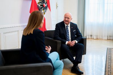 Am 16. J&auml;nner 2026 empfing Bundeskanzler Chistian Stocker (r.) die Pr&auml;sidentin des Europ&auml;ischen Parlaments Roberta Metsola (l.) im Bundeskanzleramt. Im Bild bei einem gemeinsamen Arbeitsgespr&auml;ch.