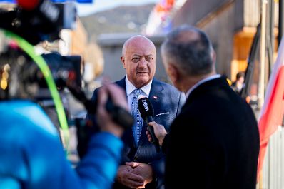 Am 20. J&auml;nner 2026 nahm Bundeskanzler Christian Stocker (m.) am Weltwirtschaftsforum in Davos teil.