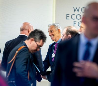 Am 21. J&auml;nner 2026 nahm Bundeskanzler Christian Stocker (l.) am Weltwirtschaftsforum in Davos teil. Im Bild mit dem ehemaligen Premierminister des Vereinigten K&ouml;nigreichs von Gro&szlig;britannien und Nordirland, Tony Blair (r.).