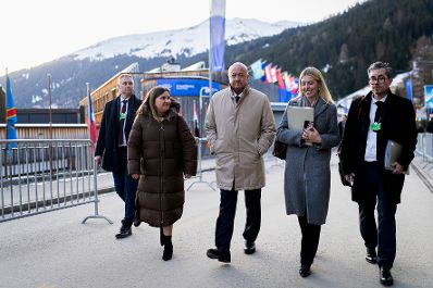 Am 21. J&auml;nner 2026 nahm Bundeskanzler Christian Stocker (m.) am Weltwirtschaftsforum in Davos teil.