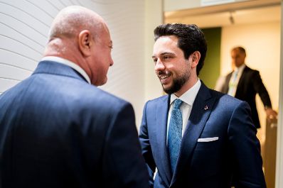 Am 21. J&auml;nner 2026 nahm Bundeskanzler Christian Stocker (l.) am Weltwirtschaftsforum in Davos teil. Im Bild bei einem Arbeitsgespr&auml;ch mit dem Kronprinzen von Jordanien Hussein bin Abdullah (m.).
