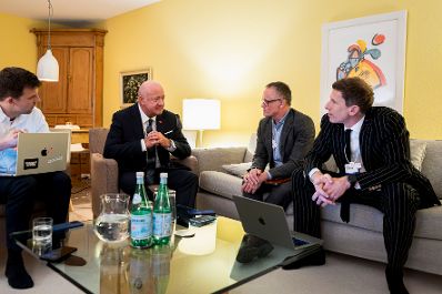 Am 21. J&auml;nner 2026 nahm Bundeskanzler Christian Stocker (m.l.) am Weltwirtschaftsforum in Davos teil. Im Bild beim Hintergrundgespr&auml;ch.