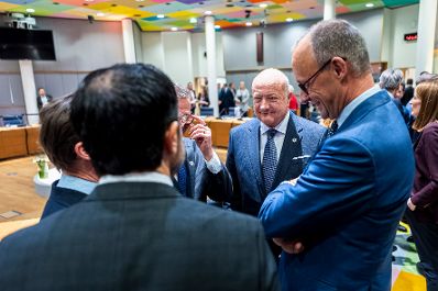 Am 22. J&auml;nner 2026 reiste Bundeskanzler Christian Stocker (m.) nach Br&uuml;ssel und nahm am EU-Sondergipfel teil. Im Bild mit dem Bundeskanzler der Bundesrepublik Deutschland, Friedrich Merz (r.).