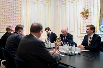Am 22. J&auml;nner 2026 reiste Bundeskanzler Christian Stocker (m.) nach Br&uuml;ssel und nahm am EU-Sondergipfel teil. Im Bild bei einem Arbeitsgespr&auml;ch mit dem Premierminister von Belgien, Bart De Wever (2.v.l.).