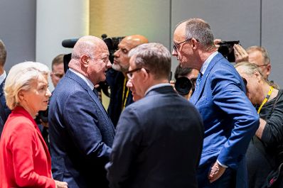 Am 22. J&auml;nner 2026 reiste Bundeskanzler Christian Stocker (2.v.l.) nach Br&uuml;ssel und nahm am EU-Sondergipfel teil. Im Bild mit der Pr&auml;sidentin der Europ&auml;ischen Kommission Ursula von der Leyen (l.) und dem Bundeskanzler der Bundesrepublik Deutschland, Friedrich Merz (r.).