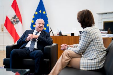 Am 26. J&auml;nner 2026 empfing Bundeskanzler Christian Stocker (l.) die Landeshauptfrau von Salzburg, Karoline Edtstadler (r.) zu einem Arbeitsbesuch im Bundeskanzleramt.