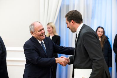 Am 26. J&auml;nner 2026 empfing Bundeskanzler Christian Stocker den Vorstandsvorsitzenden von Yad Vashem, Dani Dayan (l.) zu einem Arbeitsgespr&auml;ch im Bundeskanzleramt. Im Bild mit Staatssekret&auml;r Alexander Pr&ouml;ll (r.).