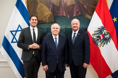Am 26. J&auml;nner 2026 empfing Bundeskanzler Christian Stocker (r.) den Vorstandsvorsitzenden von Yad Vashem, Dani Dayan (m.) zu einem Arbeitsgespr&auml;ch im Bundeskanzleramt. Im Bild mit Staatssekret&auml;r Alexander Pr&ouml;ll (l.).