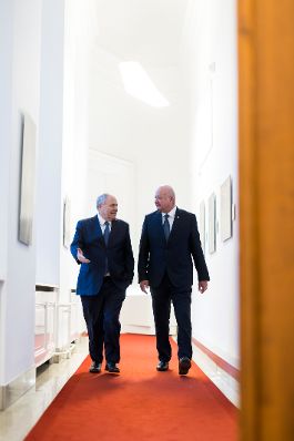 Am 26. J&auml;nner 2026 empfing Bundeskanzler Christian Stocker (r.) den Vorstandsvorsitzenden von Yad Vashem, Dani Dayan (l.) zu einem Arbeitsgespr&auml;ch im Bundeskanzleramt.
