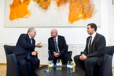 Am 26. J&auml;nner 2026 empfing Bundeskanzler Christian Stocker (m.) den Vorstandsvorsitzenden von Yad Vashem, Dani Dayan (l.) zu einem Arbeitsgespr&auml;ch im Bundeskanzleramt. Im Bild mit Staatssekret&auml;r Alexander Pr&ouml;ll (r.).