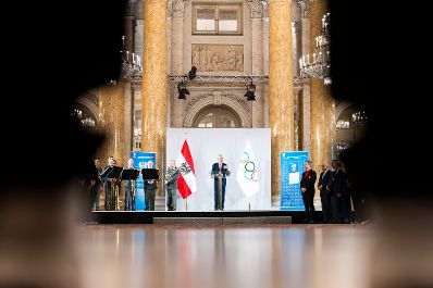 Am 28. J&auml;nner 2026 nahm Bundeskanzler Christian Stocker an der Vereidigung der Olympiadelegation teil. Im Bild Bundespr&auml;sident Alexander Van der Bellen (m.).