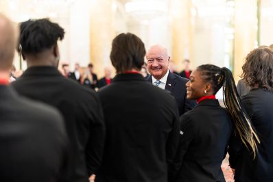 Am 28. J&auml;nner 2026 nahm Bundeskanzler Christian Stocker (m.r.) an der Vereidigung der Olympiadelegation teil.