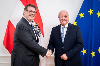 Am 28. J&auml;nner 2026 empfing Bundeskanzler Christian Stocker (r.) den Pr&auml;sidenten der Israelitischen Kultusgemeinde Wien Oskar Deutsch (l.) zu einem Arbeitsgespr&auml;ch im Bundeskanzleramt.